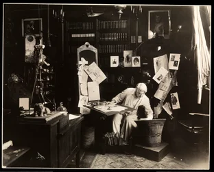 David Belasco in seinem Arbeitszimmer in New York, 1909